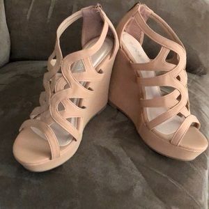 ANNA Tan wedges